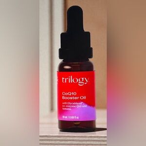 Trilogy 𝙲𝚘𝚀10 𝙱𝚘𝚘𝚜𝚝𝚎𝚛 𝙾𝚒𝚕-𝙰𝚐𝚎 𝙳𝚎𝚏𝚢𝚒𝚗𝚐. 20 ml/0.68 𝚏𝚕 𝚘𝚣
100% Vegan. 
 𝙽𝚎𝚠 𝚉𝚎𝚕𝚊𝚗𝚍